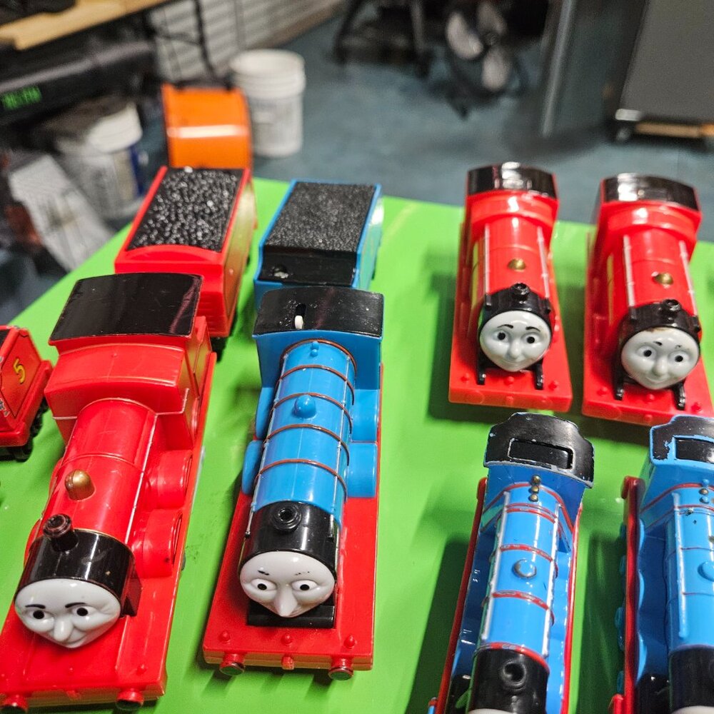 HUGE LOT of 77 Thomas and Friends Trains - Picture 14 of 16